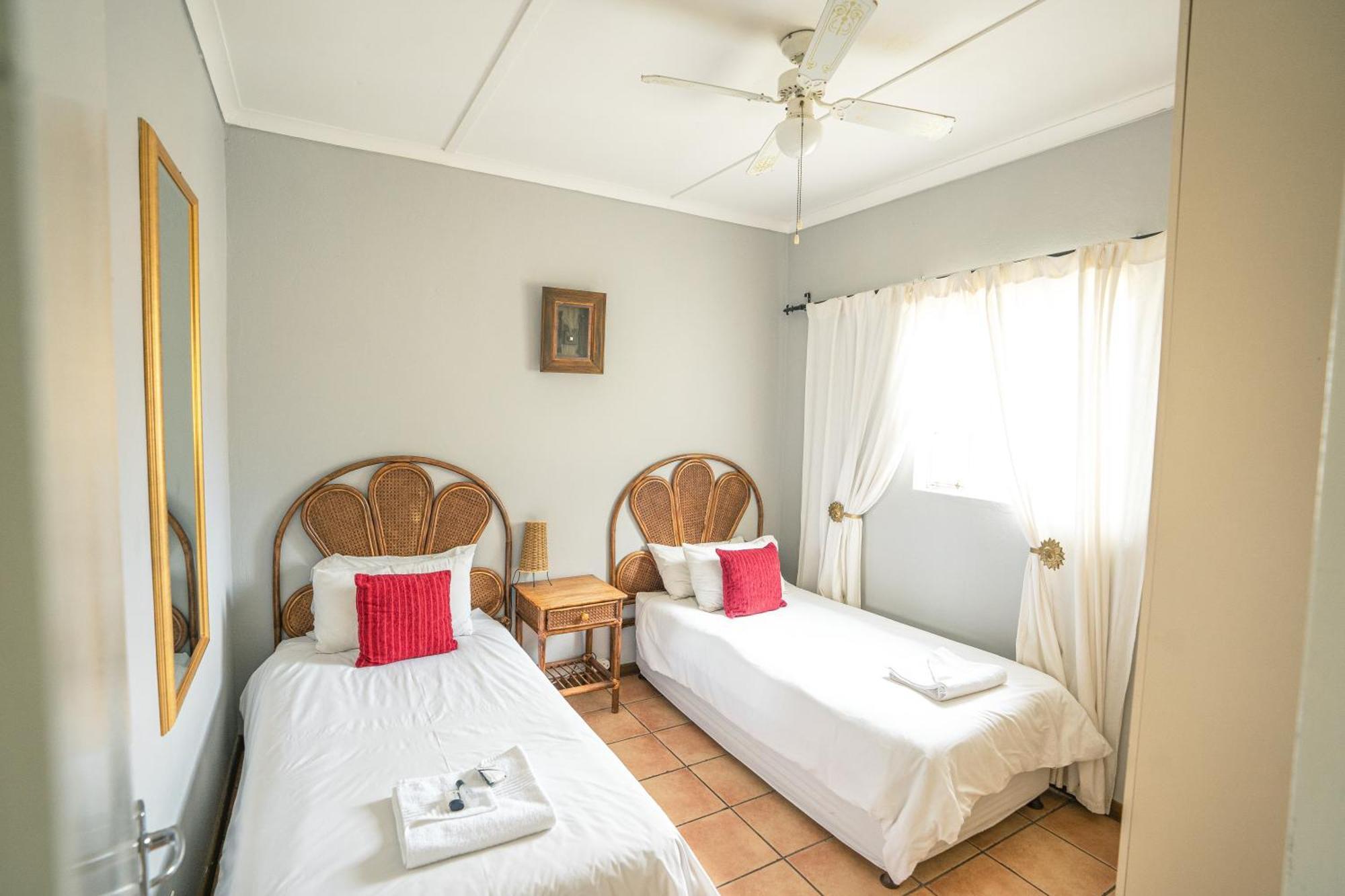 Вілла Olive Grove Guest Farm Б’юфорт-Вест Екстер'єр фото